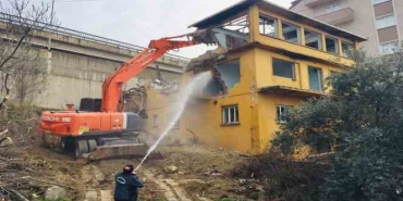 Körfez'de metruk bina yıkıldı