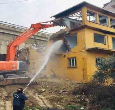 Körfez'de metruk bina yıkıldı