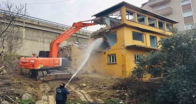 Körfez'de metruk bina yıkıldı