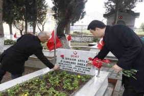 Körfez'de şehit mezarlarına karanfil bırakıldı