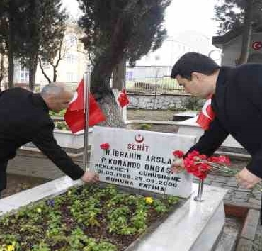 Körfez'de şehit mezarlarına karanfil bırakıldı