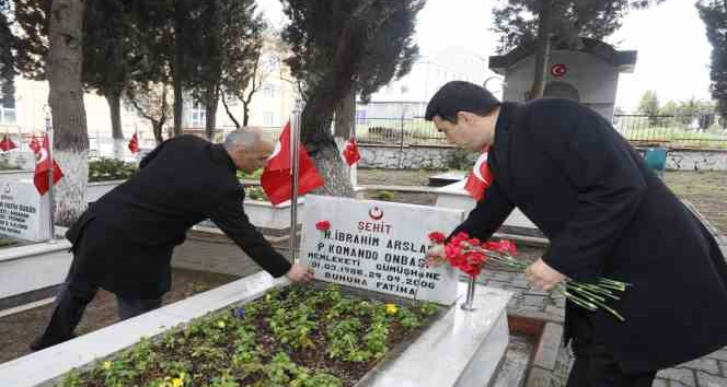 Körfez'de şehit mezarlarına karanfil bırakıldı
