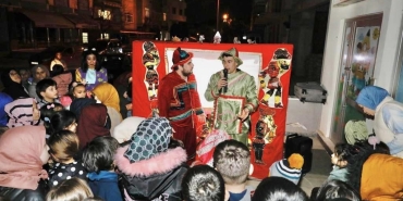 Körfezli çocuklar Hacivat-Karagöz ile doyasıya eğlendi