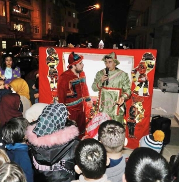 Körfezli çocuklar Hacivat-Karagöz ile doyasıya eğlendi