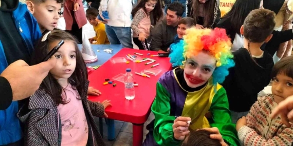 Depremzede çocuklar doyasıya eğlendi