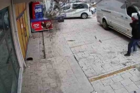 Lodosun devirdiği tabelalardan canını son anda kurtardı, o anlar kameraya yansıdı