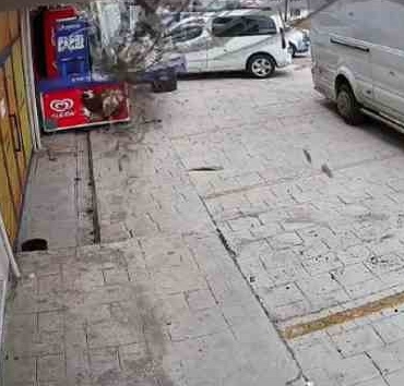 Lodosun devirdiği tabelalardan canını son anda kurtardı, o anlar kameraya yansıdı