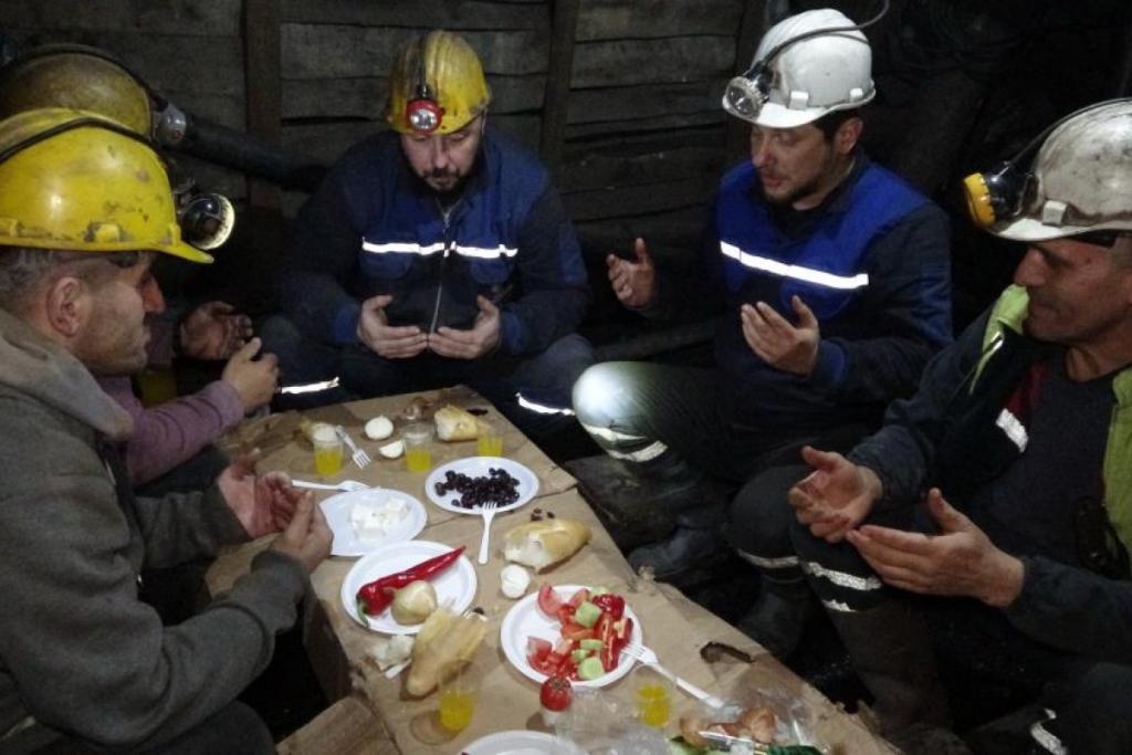 Maden ocağında ilk sahur: Yerin metrelerce altında kömür kazan madenciler sahur yaptı
