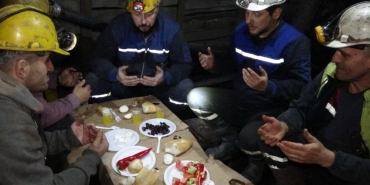 Maden ocağında ilk sahur: Yerin metrelerce altında kömür kazan madenciler sahur yaptı