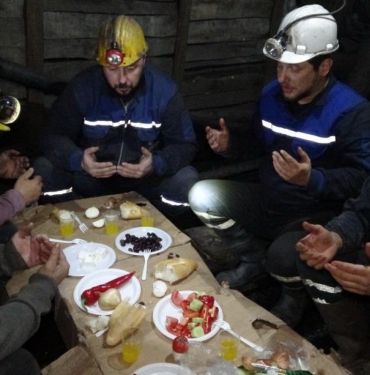 Maden ocağında ilk sahur: Yerin metrelerce altında kömür kazan madenciler sahur yaptı