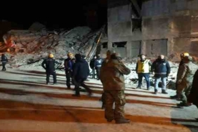Malatya'da ağır hasarlı 4 katlı bina çöktü