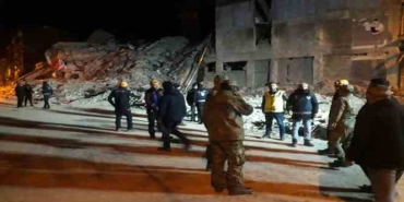 Malatya'da ağır hasarlı 4 katlı bina çöktü