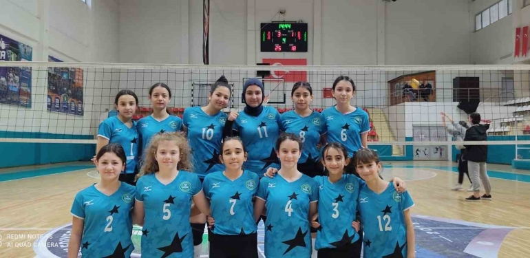 Midi voleybolcular finallerde