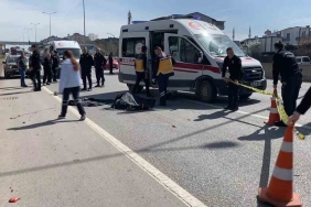 Motosikletin tırın altına girmesi kamerada