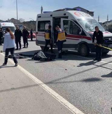 Motosikletin tırın altına girmesi kamerada