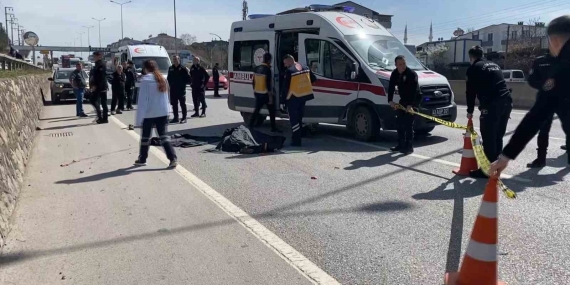 Motosikletin tırın altına girmesi kamerada