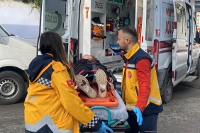 Okula giden lise öğrencisine otomobil çarptı