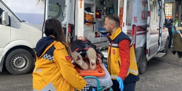 Okula giden lise öğrencisine otomobil çarptı