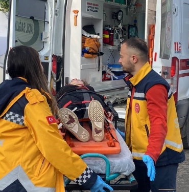 Okula giden lise öğrencisine otomobil çarptı