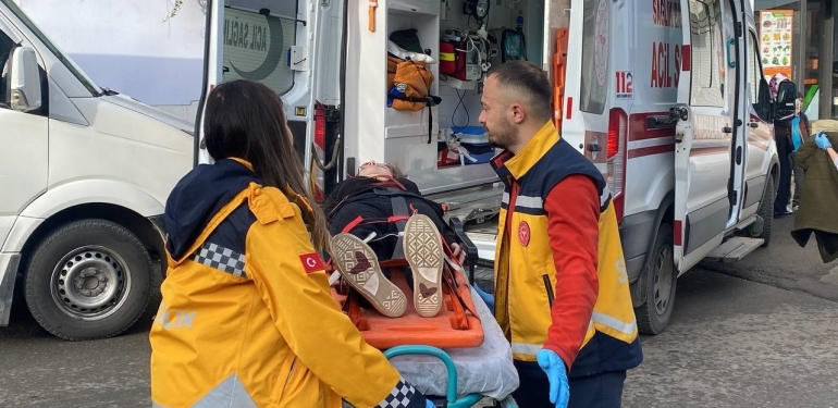 Okula giden lise öğrencisine otomobil çarptı