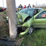 otomobil-beton-elektrik-diregine-carpti-4-kisilik-aile-yaralandi