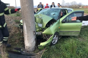 Otomobil beton elektrik direğine çarptı, 4 kişilik aile yaralandı