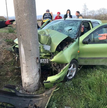 Otomobil beton elektrik direğine çarptı, 4 kişilik aile yaralandı