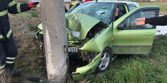 Otomobil beton elektrik direğine çarptı, 4 kişilik aile yaralandı