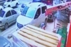 Otomobil ile ticari araç çarpıştı, kaza anı kameraya yansıdı