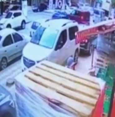 Otomobil ile ticari araç çarpıştı, kaza anı kameraya yansıdı