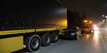 Otomobil tıra arkadan çarptı: 1'i çocuk 2 yaralı