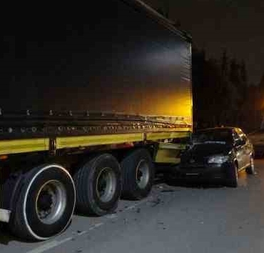 Otomobil tıra arkadan çarptı: 1'i çocuk 2 yaralı