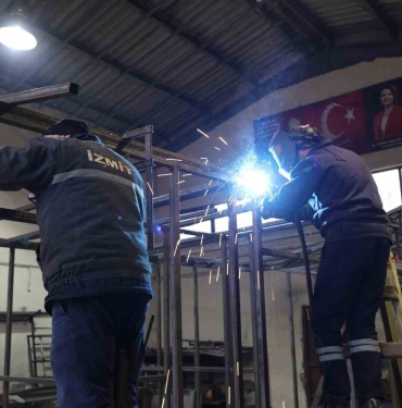 Öz kaynaklarıyla depremzedeler için konteyner ev yapıyorlar