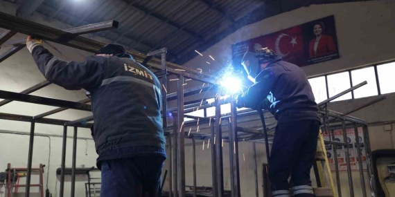 Öz kaynaklarıyla depremzedeler için konteyner ev yapıyorlar