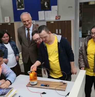 Özel öğrenciler eğlenceli deneyler yaptı