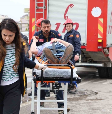 Refüjü aşıp karşı şeride geçen pikap kamyonet ile çarpıştı: 1 ’i ağır 4 yaralı