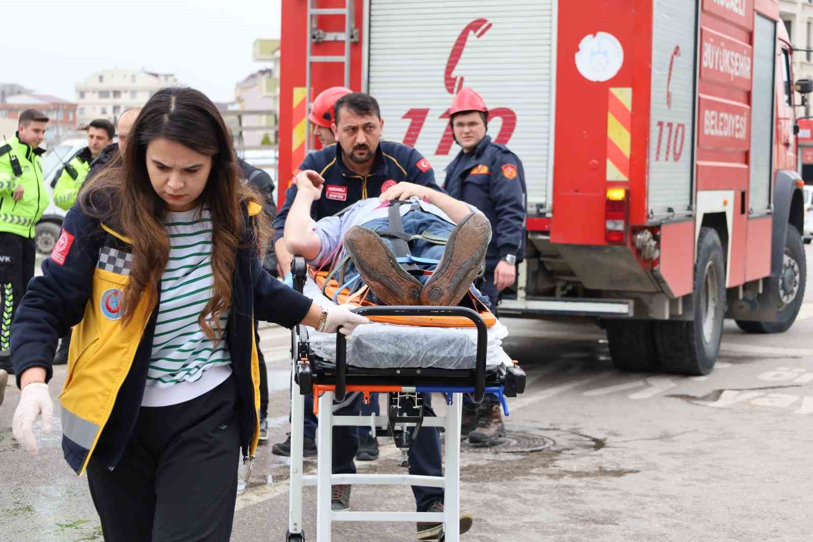 Refüjü aşıp karşı şeride geçen pikap kamyonet ile çarpıştı: 1 ’i ağır 4 yaralı