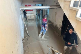 Selden etkilenen polis lojmanları, İzmit Belediyesi ekiplerince temizleniyor