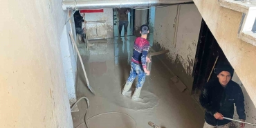 Selden etkilenen polis lojmanları, İzmit Belediyesi ekiplerince temizleniyor