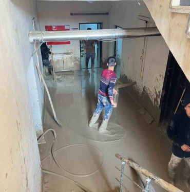 Selden etkilenen polis lojmanları, İzmit Belediyesi ekiplerince temizleniyor