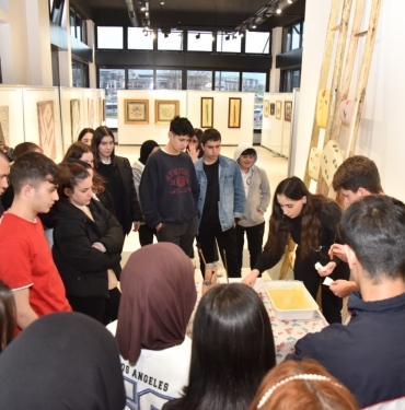 Sergiyi gezen öğrenciler ebru sanatına hayran kaldı