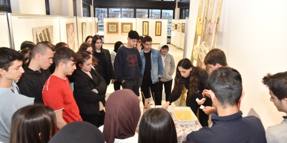 Sergiyi gezen öğrenciler ebru sanatına hayran kaldı