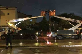 Seyir halinde dorsesi açılan kamyon elektrik tellerini devirdi, vatandaşlar deprem sanıp sokağa döküldü