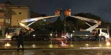 Seyir halinde dorsesi açılan kamyon elektrik tellerini devirdi, vatandaşlar deprem sanıp sokağa döküldü