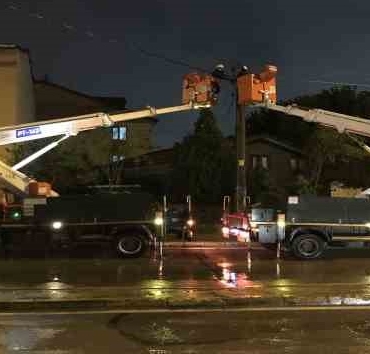Seyir halinde dorsesi açılan kamyon elektrik tellerini devirdi, vatandaşlar deprem sanıp sokağa döküldü