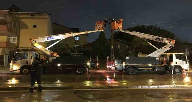 Seyir halinde dorsesi açılan kamyon elektrik tellerini devirdi, vatandaşlar deprem sanıp sokağa döküldü