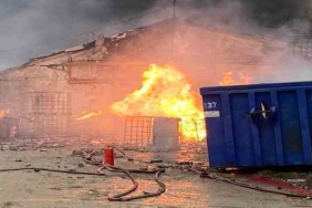 Temizlik malzemesi deposunda çıkan yangına müdahale sürüyor