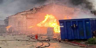 Temizlik malzemesi deposunda çıkan yangına müdahale sürüyor