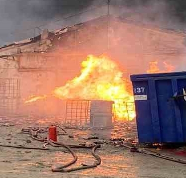 Temizlik malzemesi deposunda çıkan yangına müdahale sürüyor