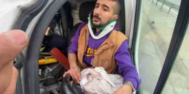 Tıra arkadan çarpan panelvan hurdaya döndü, sürücü araç içinde sıkıştı